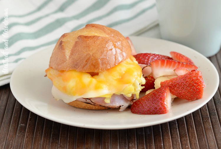 https://meatloafandmelodrama.com/wp-content/uploads/2018/01/cheesy-ham-and-egg-breakfast-sliders-plated.jpg