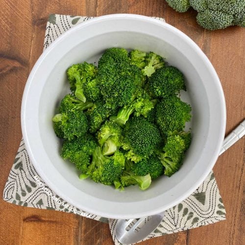 Master the art of quick and delicious meals with the Sistema Microwave  Steamer! 🍽️ Wanting to cook broccoli in a flash, follow the recipe …