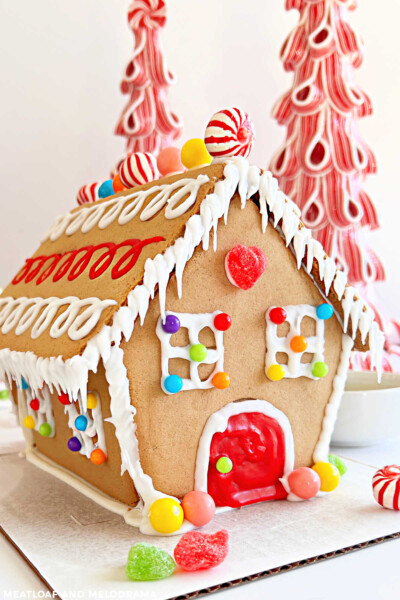 How to Host a Gingerbread House Party - Meatloaf and Melodrama