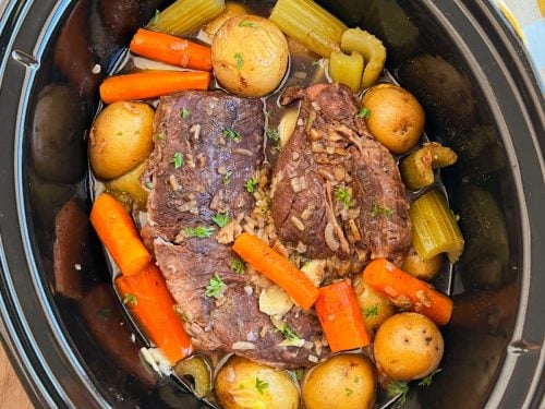 https://www.meatloafandmelodrama.com/wp-content/uploads/2023/08/slow-cooker-pot-roast-with-onion-soup-mix-square-500x375.jpeg