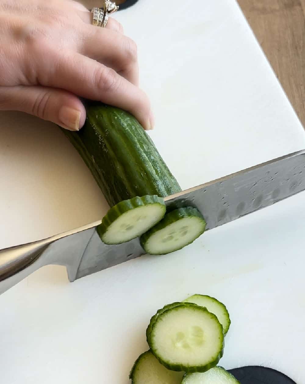 slice cucumber in thin slices.