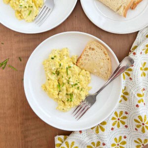 scrambled eggs with cottage cheese and chives on plate.