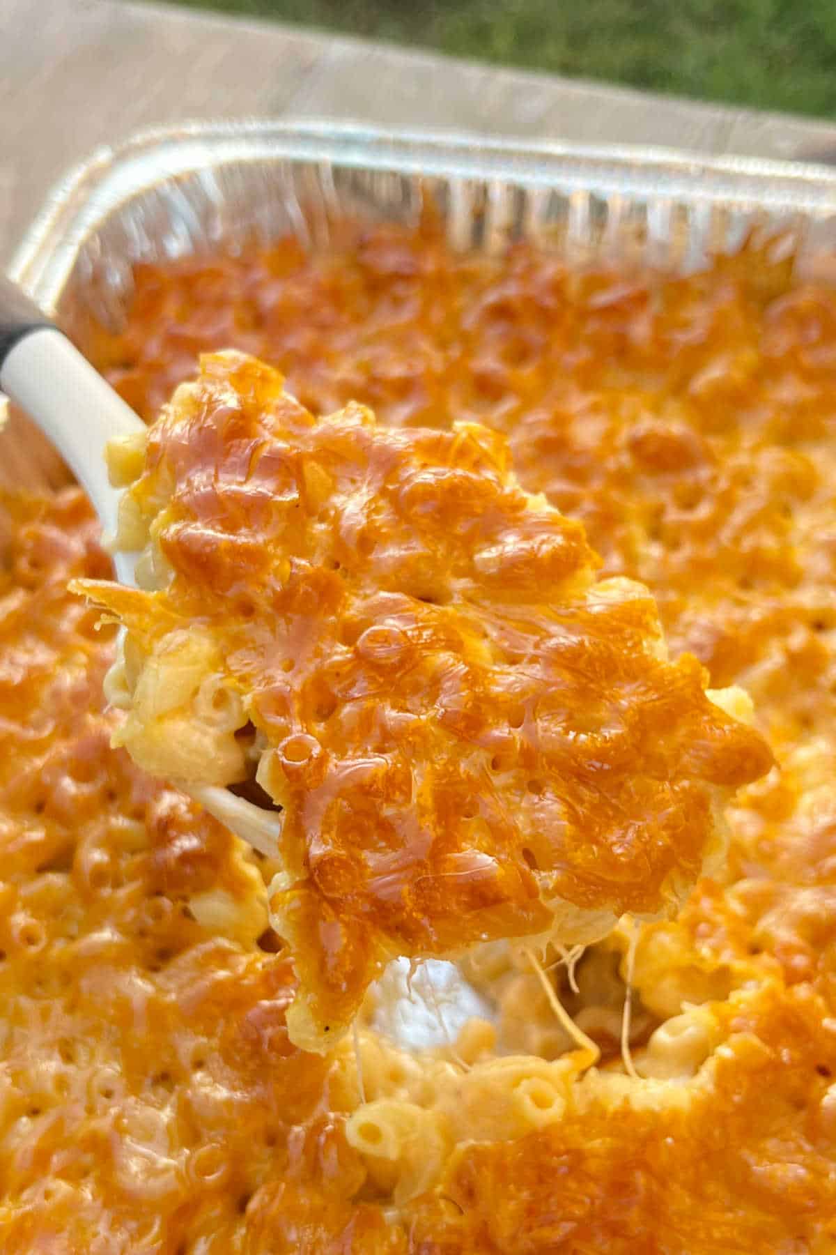 smoked mac and cheese on a serving spoon.