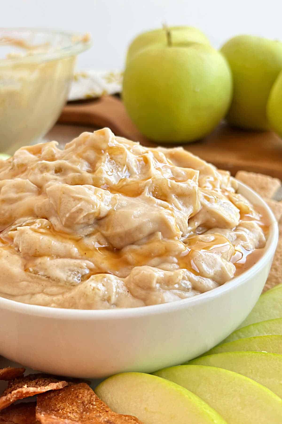 bowl of creamy apple pie dip with apple slices.