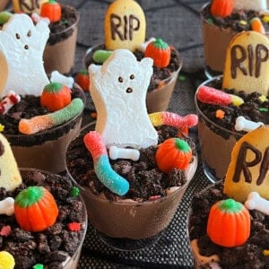 halloween dirt cups with worms, pumpkins and ghosts.