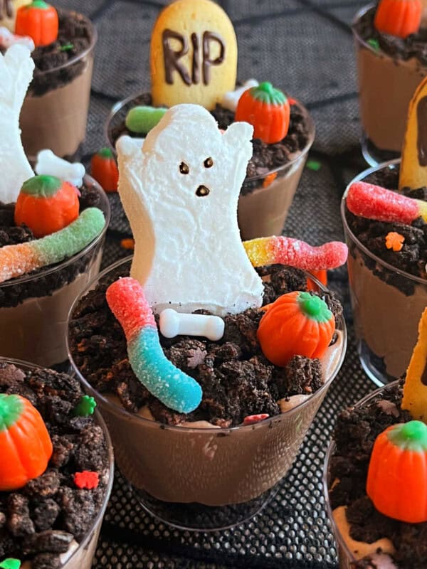 halloween dirt cups with worms, pumpkins and ghosts.