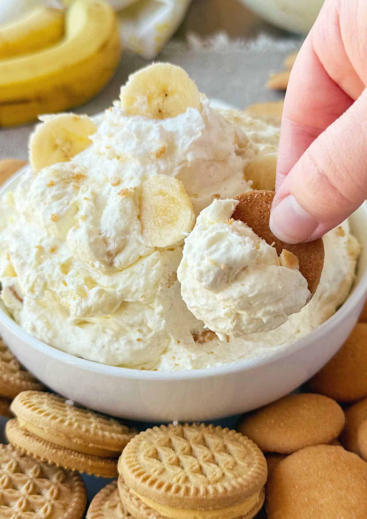 banana pudding dip on cookie.