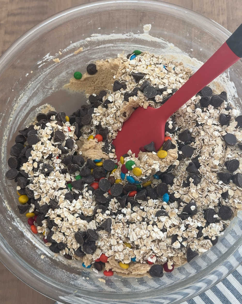 mix oats, chips and candies in bowl.